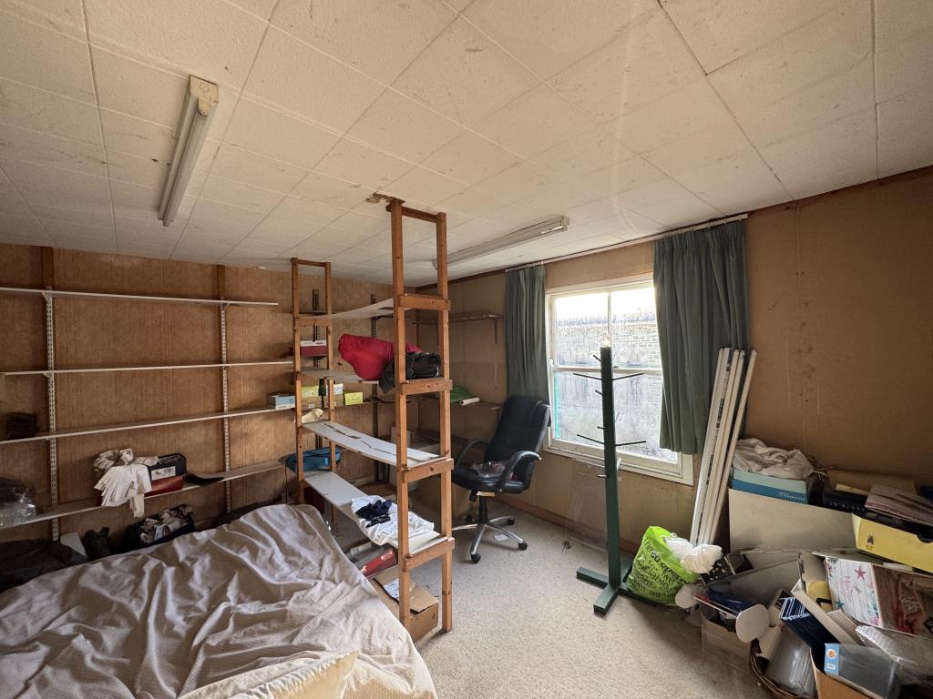 Lot: 46 - THREE STOREY TOWN CENTRE COMMERCIAL UNIT WITH POTENTIAL - Second floor room